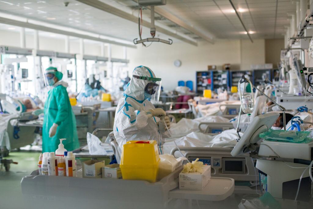 Médicos atienden a pacientes del Covid-19 en un hospital de Bolonia