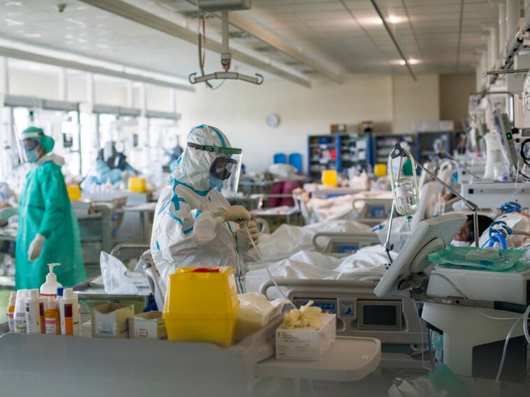 Médicos atienden a pacientes del Covid-19 en un hospital de Bolonia