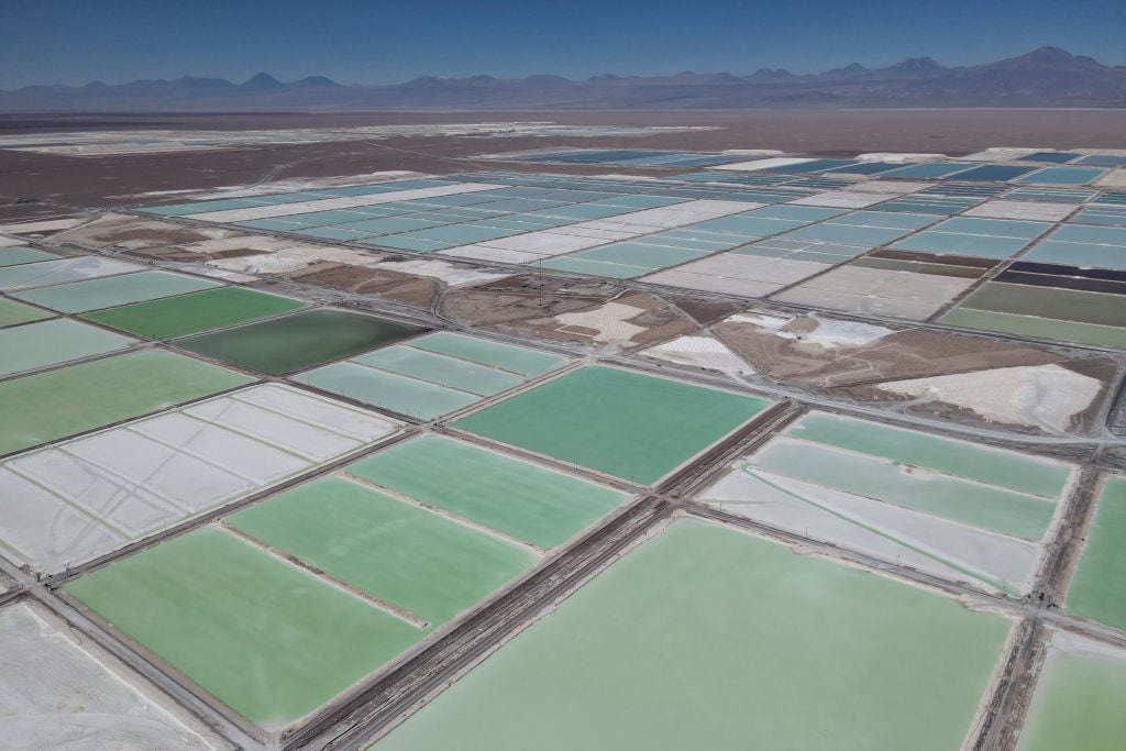 Empresa privada extrae litio desde el salar de Atacama en Chile