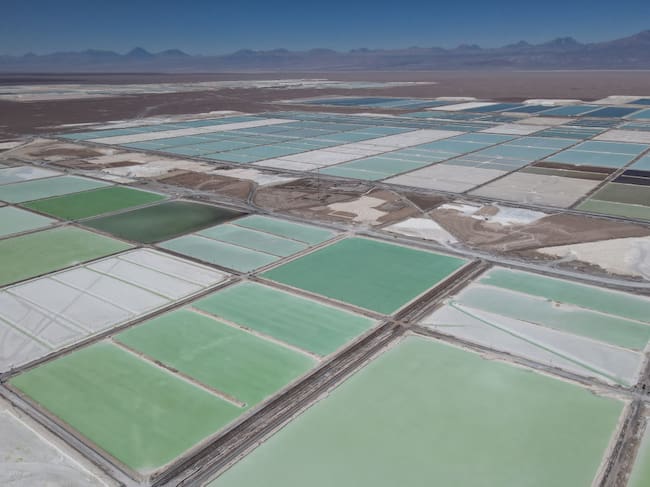 Empresa privada extrae litio desde el salar de Atacama en Chile