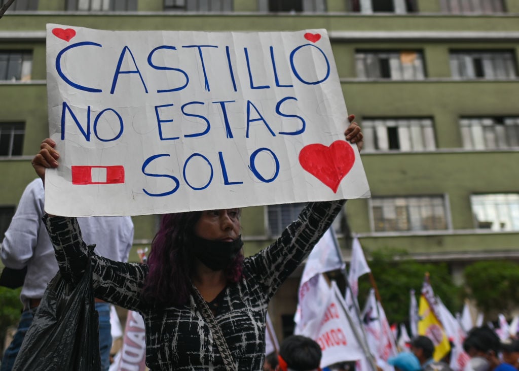 Manifestación a favor de Pedro Castillo en las afueras del congreso en Lima