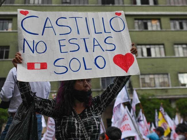 Manifestación a favor de Pedro Castillo en las afueras del congreso en Lima