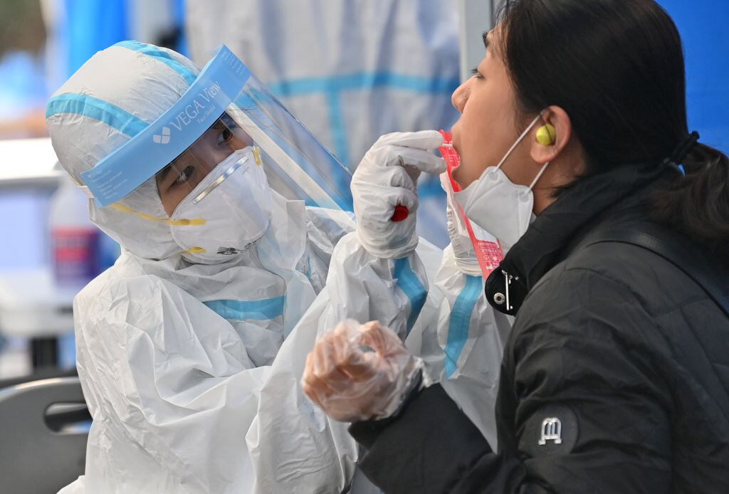 Trabajadores de la salud toman test del Covid-19 en la República de Corea