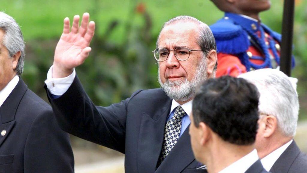 President of Ecuador Gustavo Noboa waves to the photographers on his way to a summit in Lima 09 June, 2000.El presidente Gustavo Noboa de Ecuador saluda hacia los fotografos en camino a participar en la inauguracion de la XII Cumbre de Presidentes de la Comunidad Andina, celebrada en Lima, el 09 Junio de 2000. Los cinco presidentes de los paises miembros de la comunidad (Bolivia, Colombia, Ecuador, Peru y Venezuela) participan en las reuniones entre el 09 y el 10 de junio. (ELECTRONIC IMAGE) AFP PHOTO/JAIME RAZURI (Photo by JAIME RAZURI / AFP) (Photo by JAIME RAZURI/AFP via Getty Images)