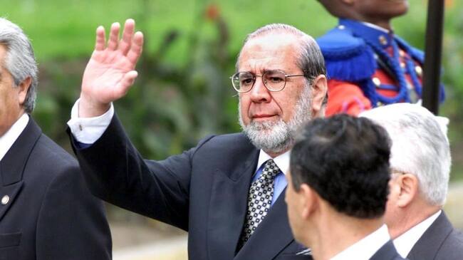 President of Ecuador Gustavo Noboa waves to the photographers on his way to a summit in Lima 09 June, 2000.El presidente Gustavo Noboa de Ecuador saluda hacia los fotografos en camino a participar en la inauguracion de la XII Cumbre de Presidentes de la Comunidad Andina, celebrada en Lima, el 09 Junio de 2000. Los cinco presidentes de los paises miembros de la comunidad (Bolivia, Colombia, Ecuador, Peru y Venezuela) participan en las reuniones entre el 09 y el 10 de junio. (ELECTRONIC IMAGE) AFP PHOTO/JAIME RAZURI (Photo by JAIME RAZURI / AFP) (Photo by JAIME RAZURI/AFP via Getty Images)
