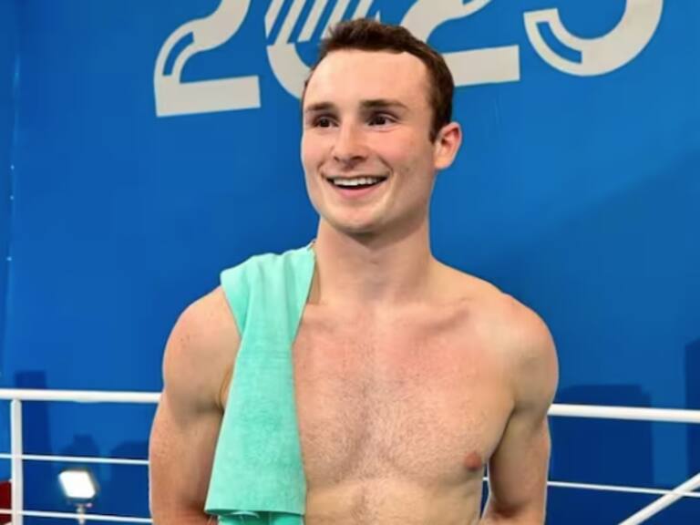 ¡Prometió volver y cumplió! Clavadista canadiense de Santiago 2023 causa furor tomando terremoto en fondas chilenas