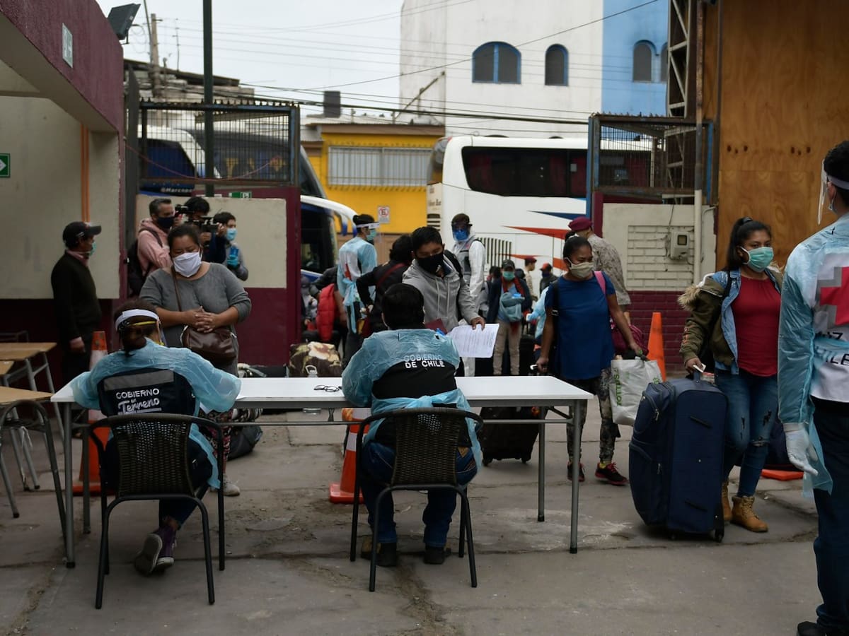 Alcalde de Iquique emplazó a autoridades de Gobierno y Providencia por traslado de ciudadanos bolivianos