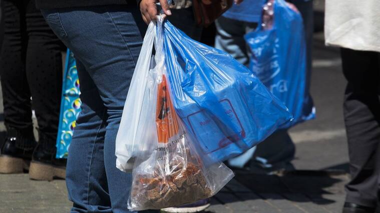 25 septiembre 2017/ValparaisoProyecto de ley anunciado por el Gobierno propone la prohibición de bolsas plásticas en sectores costeros para descontaminar las playas del país, aplicándose en 102 comunas costeras.
FOTO:YVO SALINAS/AGENCIAUNO