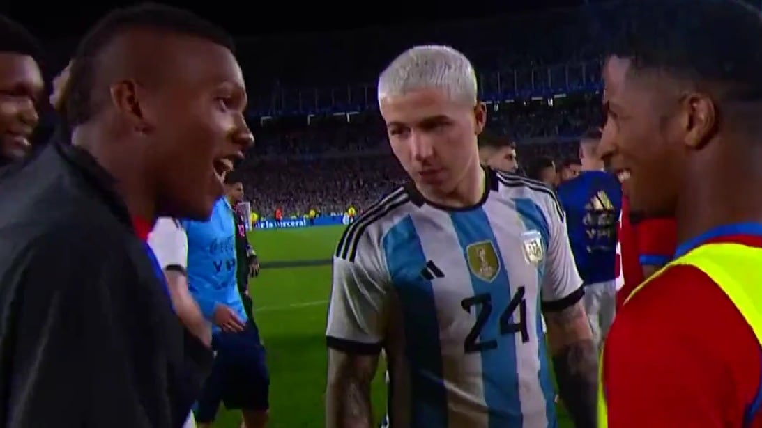 Jugadores de Panamá se pelean al "cachipún" una camiseta argentina
