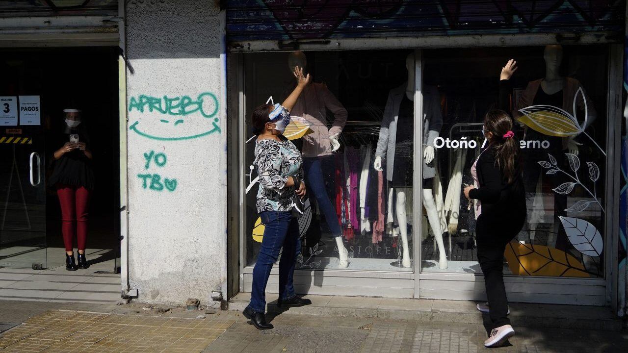 08 de Mayo de 2020/SANTIAGODos mujeres levantan una cortina de un negocio durante el primer da sin cuarenta en la comuna de uoa tras 6 semanas de confinamiento ante el aumento de contagiados por Covid-19
FOTO:MARIO DAVILA/AGENCIAUNO