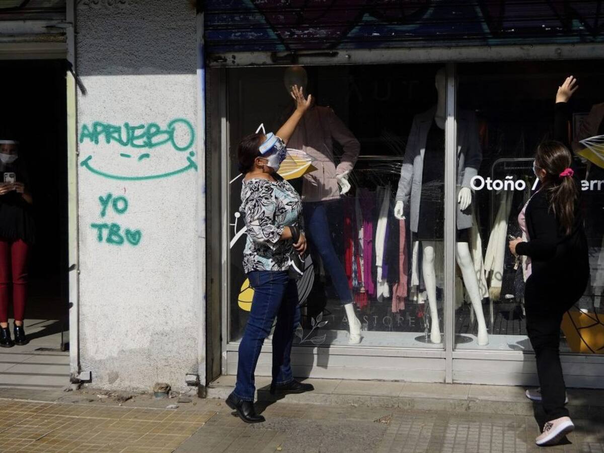 Locales comerciales se preparan para la reapertura ante el desconfinamiento gradual en comunas de la RM