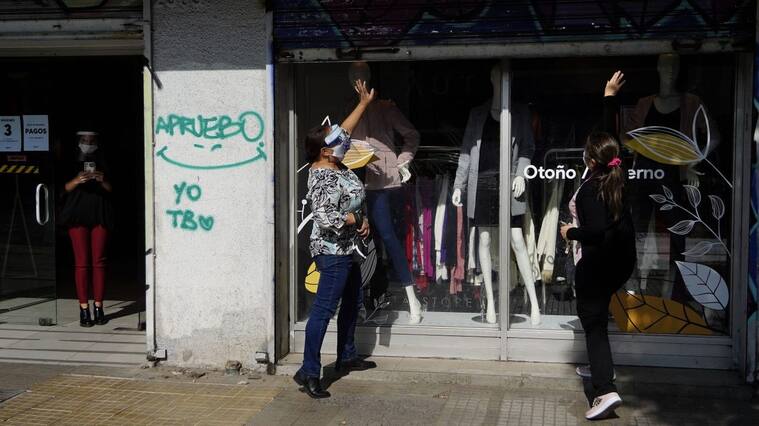 08 de Mayo de 2020/SANTIAGODos mujeres levantan una cortina de un negocio durante el primer da sin cuarenta en la comuna de uoa tras 6 semanas de confinamiento ante el aumento de contagiados por Covid-19
FOTO:MARIO DAVILA/AGENCIAUNO