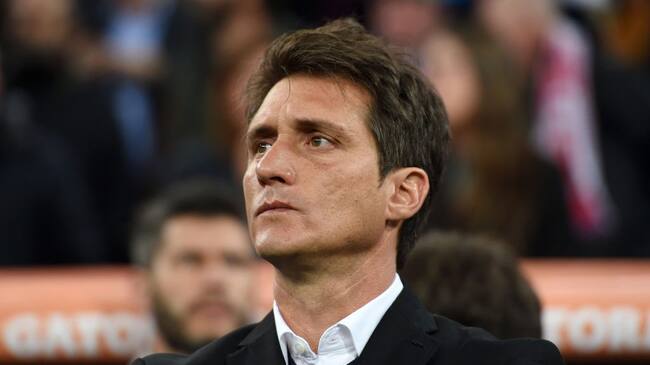 MADRID, SPAIN - DECEMBER 09: Guillermo Barros Schelotto, Manager of Boca Juniors looks on prior to the second leg of the final match of Copa CONMEBOL Libertadores 2018 between Boca Juniors and River Plate at Estadio Santiago Bernabeu on December 9, 2018 in Madrid, Spain. Due to the violent episodes of November 24th at River Plate stadium, CONMEBOL rescheduled the game and moved it out of Americas for the first time in history. (Photo by Denis Doyle/Getty Images)