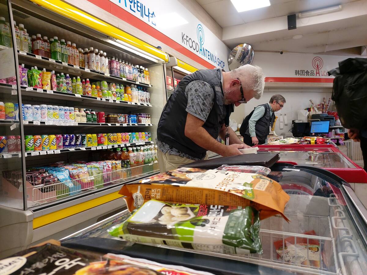 Más de 100 productos decomisados: seremi de Salud RM fiscaliza supermercado coreano en Patronato