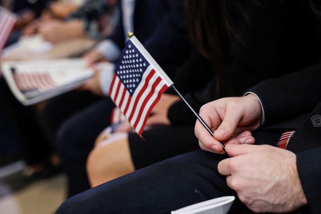 Una persona sostiene la bandera de Estados Unidos