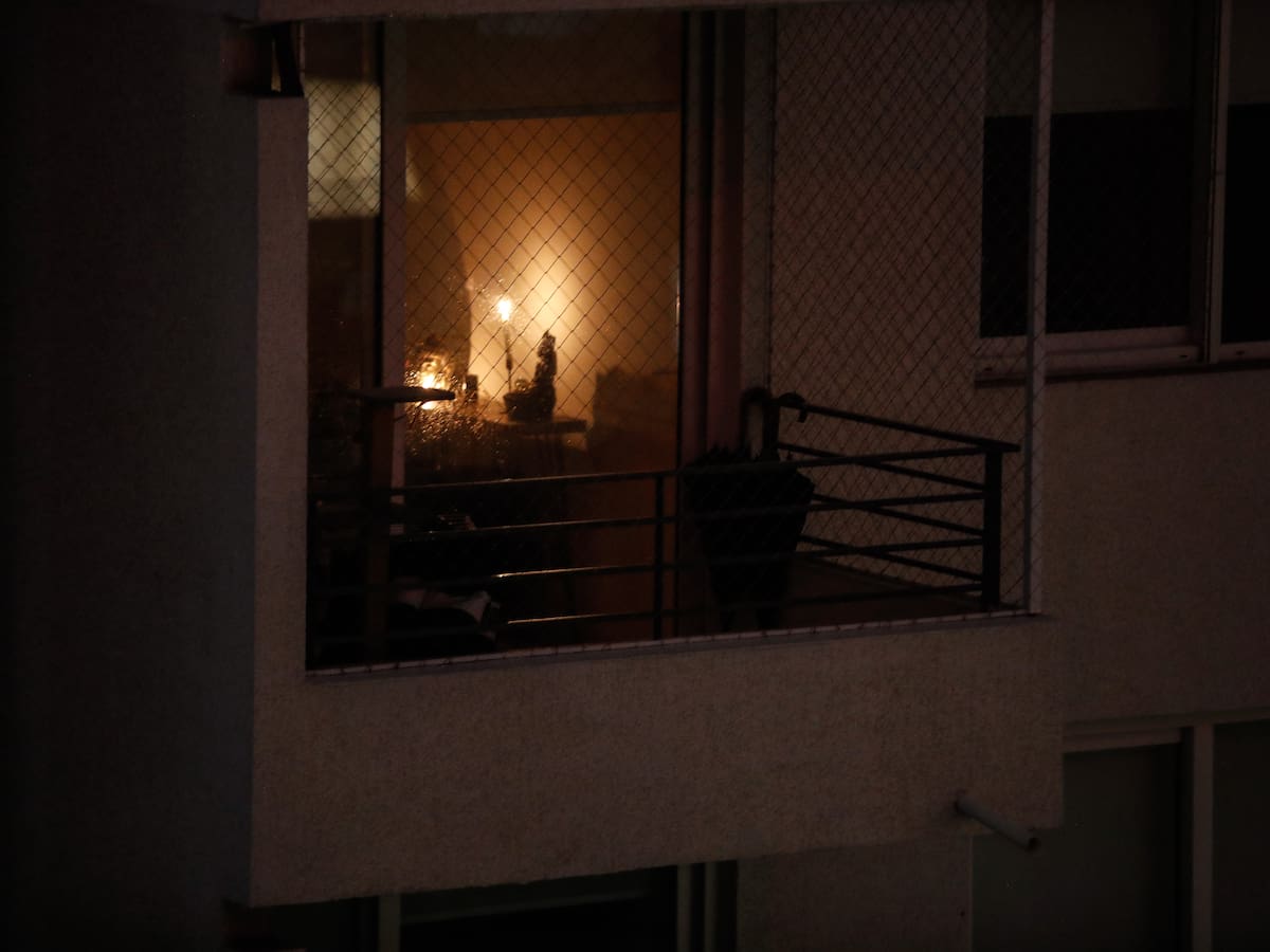 ¿Sin luz por el temporal? Revisa cómo reportar un corte y consultar el horario de reposición en tu comuna