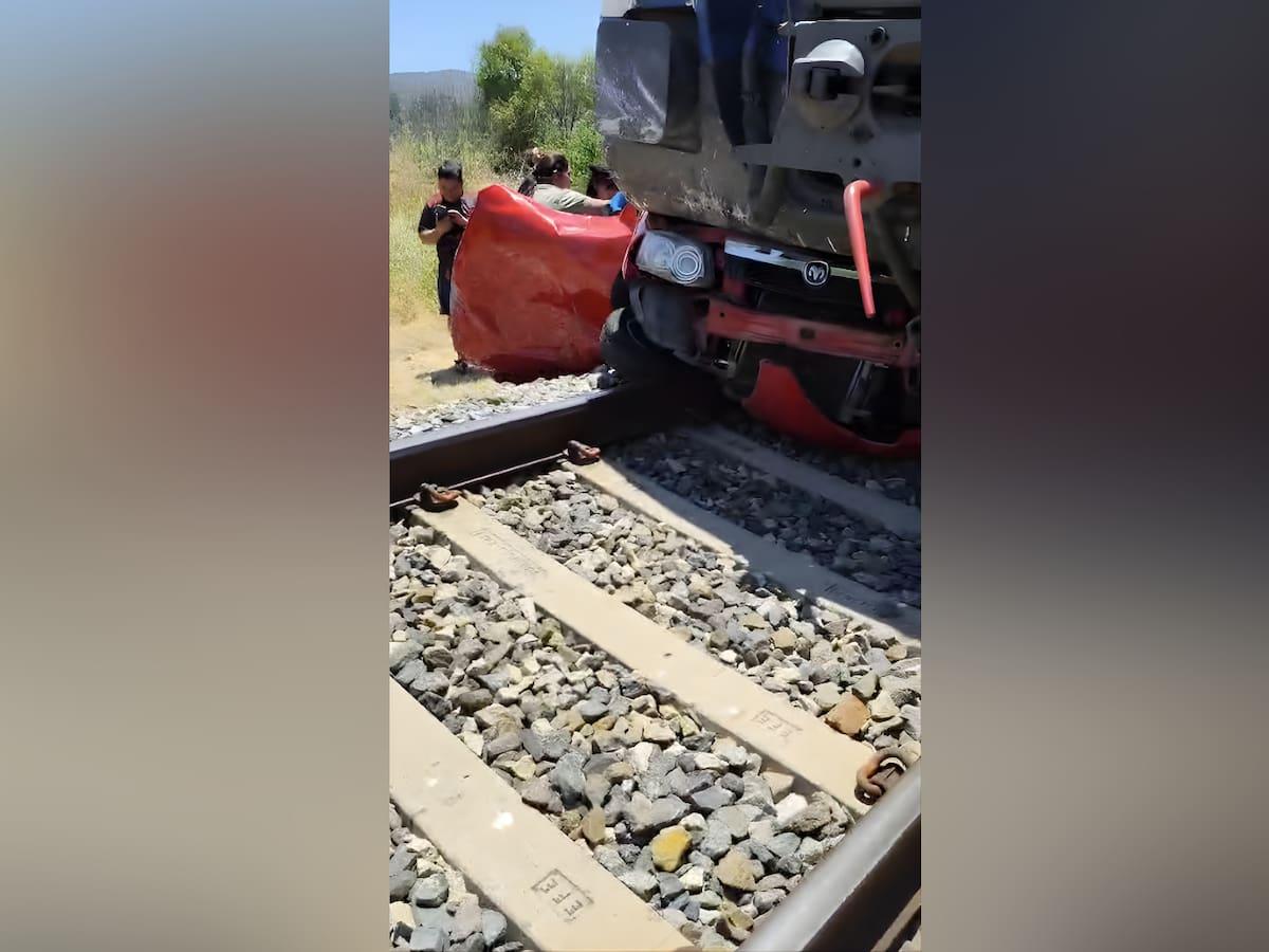 Impactante colisión en el Maule: tren de pasajeros destroza camioneta atrapada en los rieles