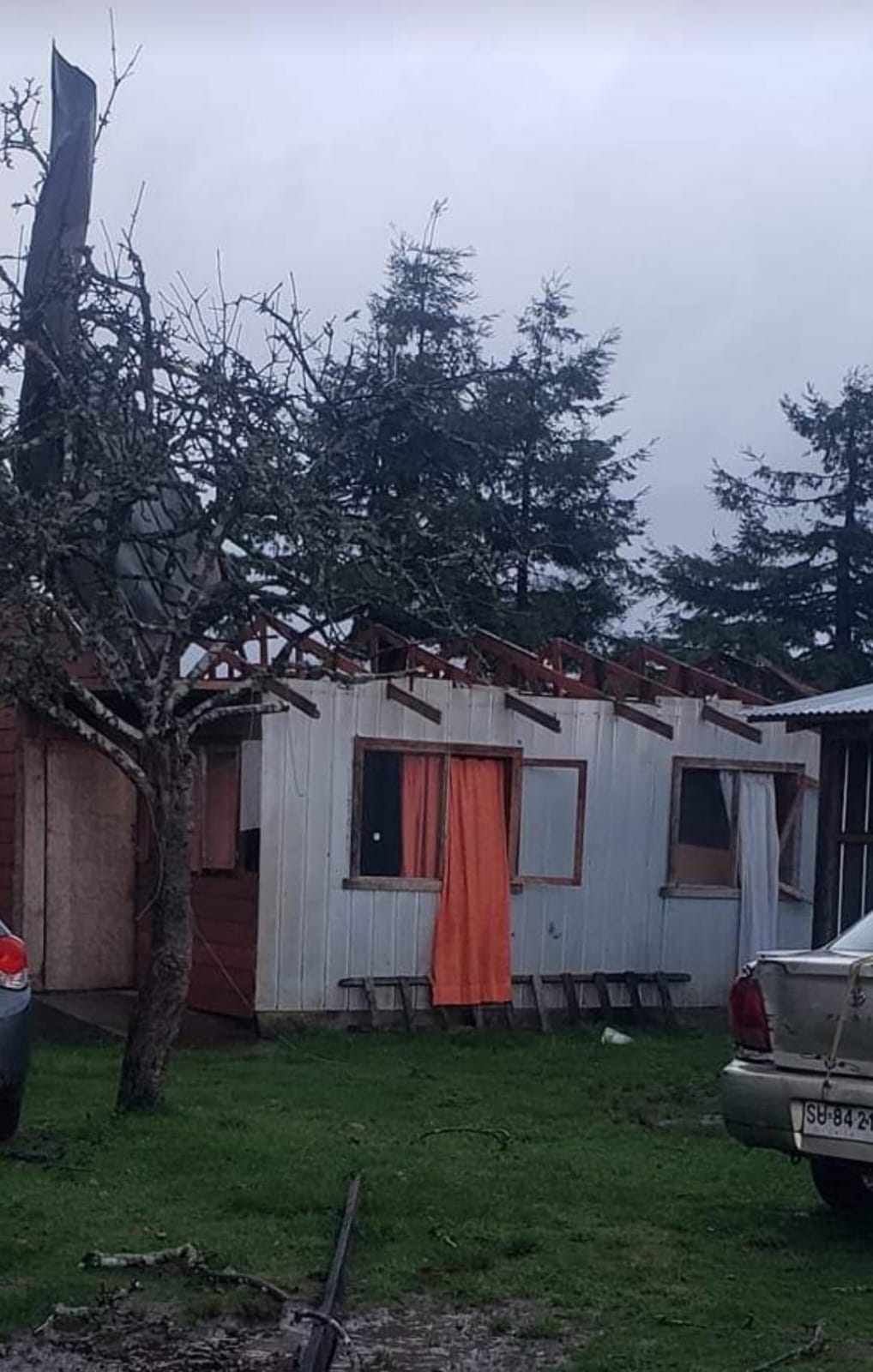 Casas sin techos y caída de árboles: autoridades reportan intenso tornado en Malalhue