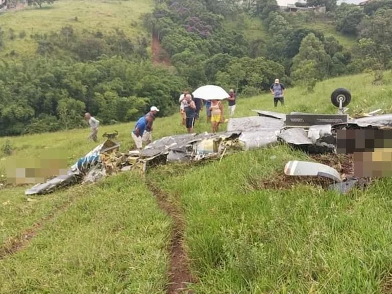 La mayor parte de la avioneta que se despedazó en el aire en el Estado de Minas Gerais en Brasil.