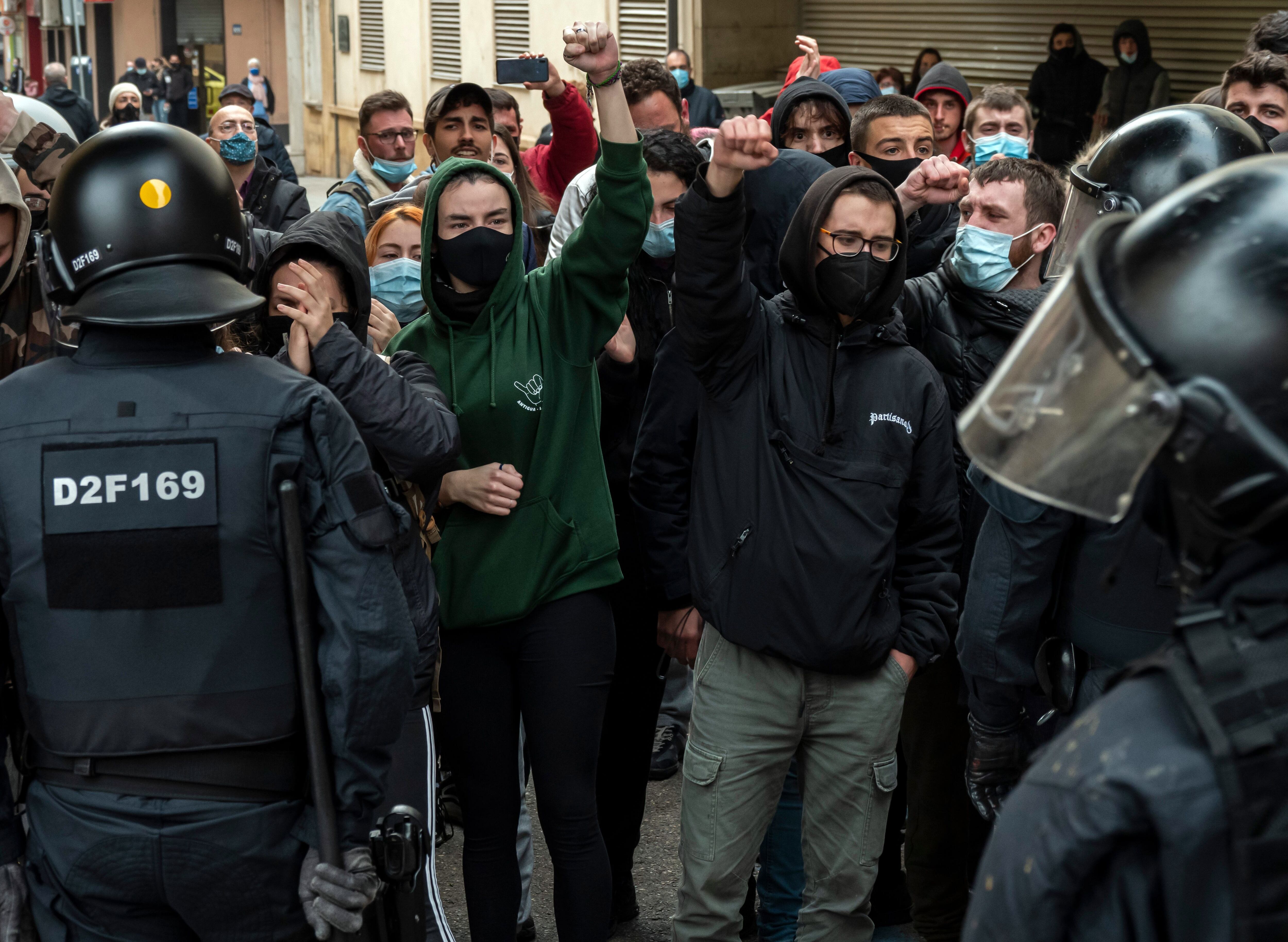 Personas protestan contra la detención del rapero – Getty Images