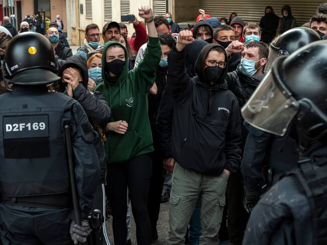 Personas protestan contra la detención del rapero – Getty Images