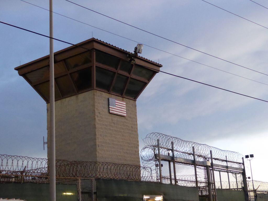 Puerta de la prisión de la base naval de EEUU en Guantánamo