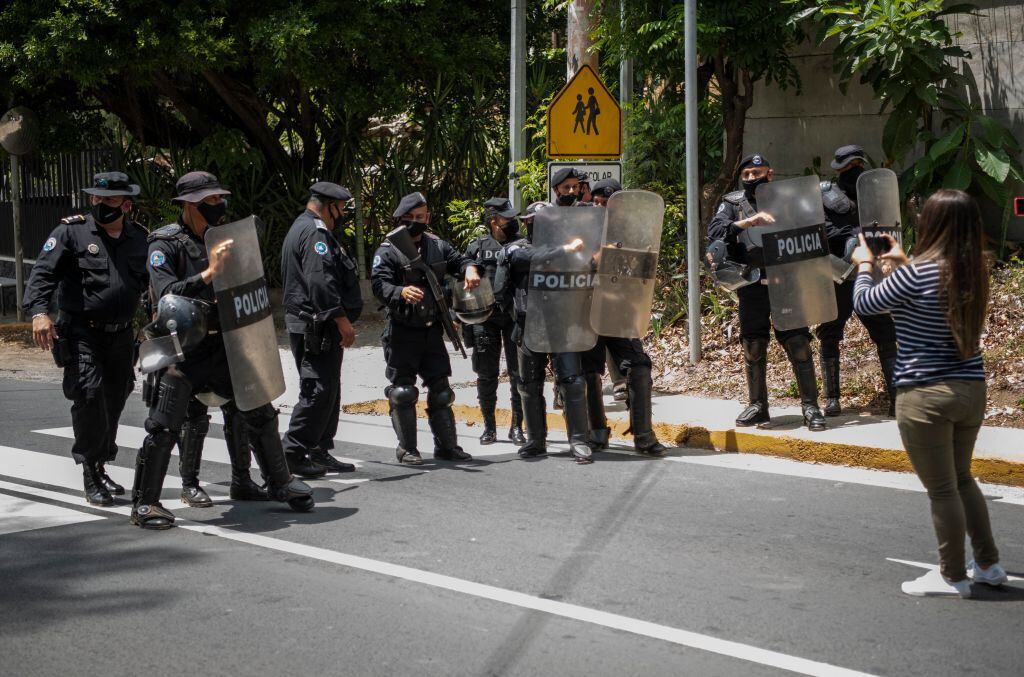 Policías vigilan el arresto domiciliario de la candidata Cristiana Chamorro