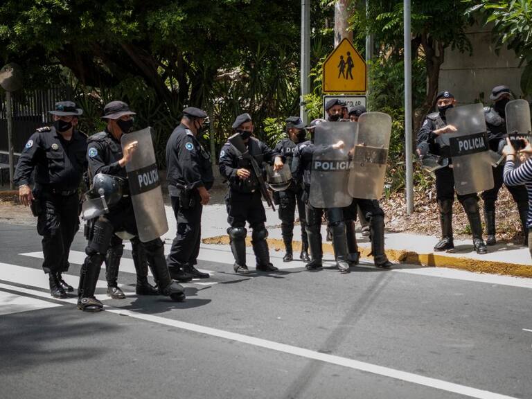 Policías vigilan el arresto domiciliario de la candidata Cristiana Chamorro