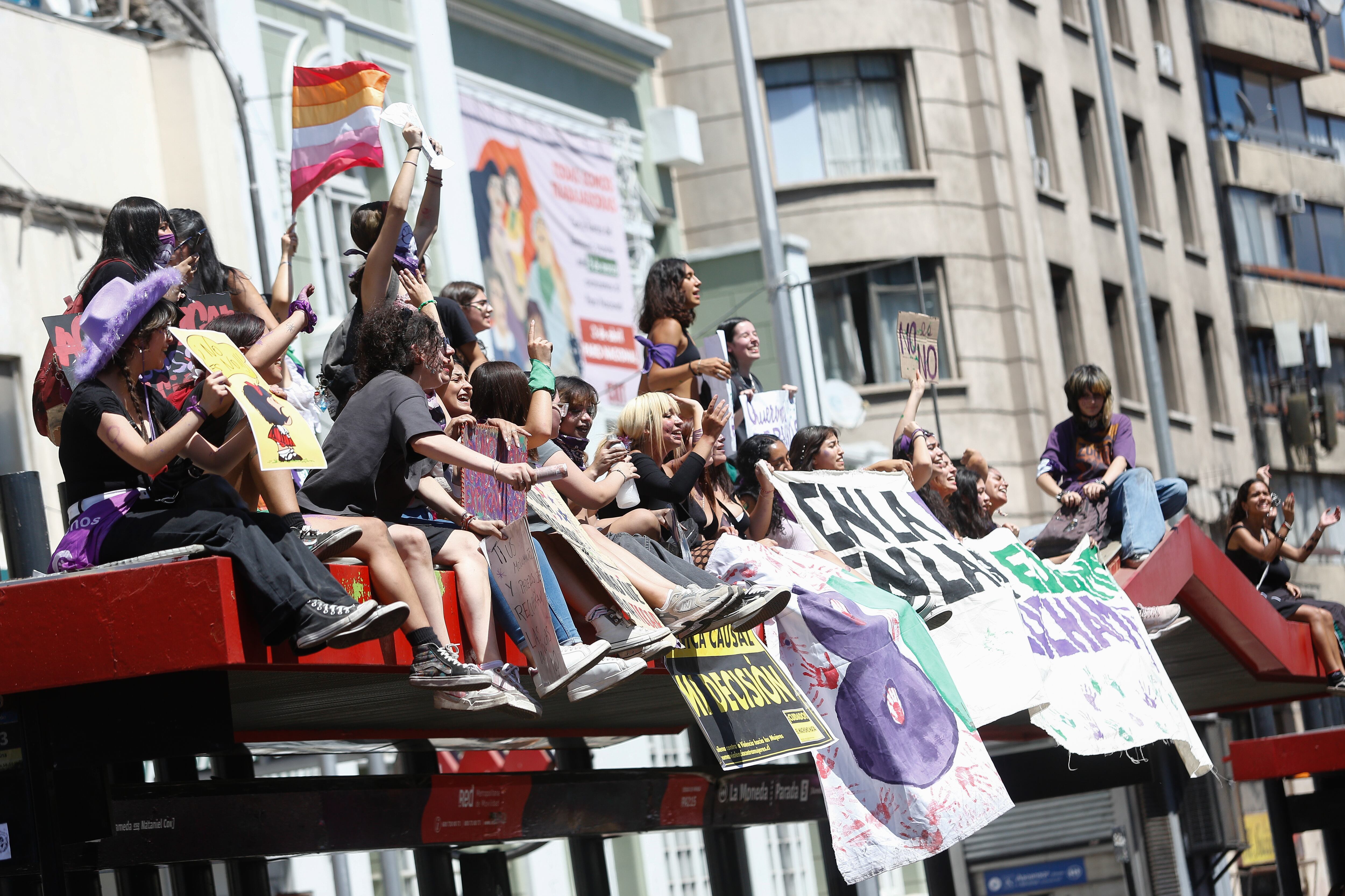 08 DE MARZO DE 2025 / SANTIAGOMarcha conmemorativa del Día Internacional de La Mujer por la Alameda en Santiago, movimientos feministas se manifiestan 
FOTO: DIEGO MARTIN/AGENCIAUNO