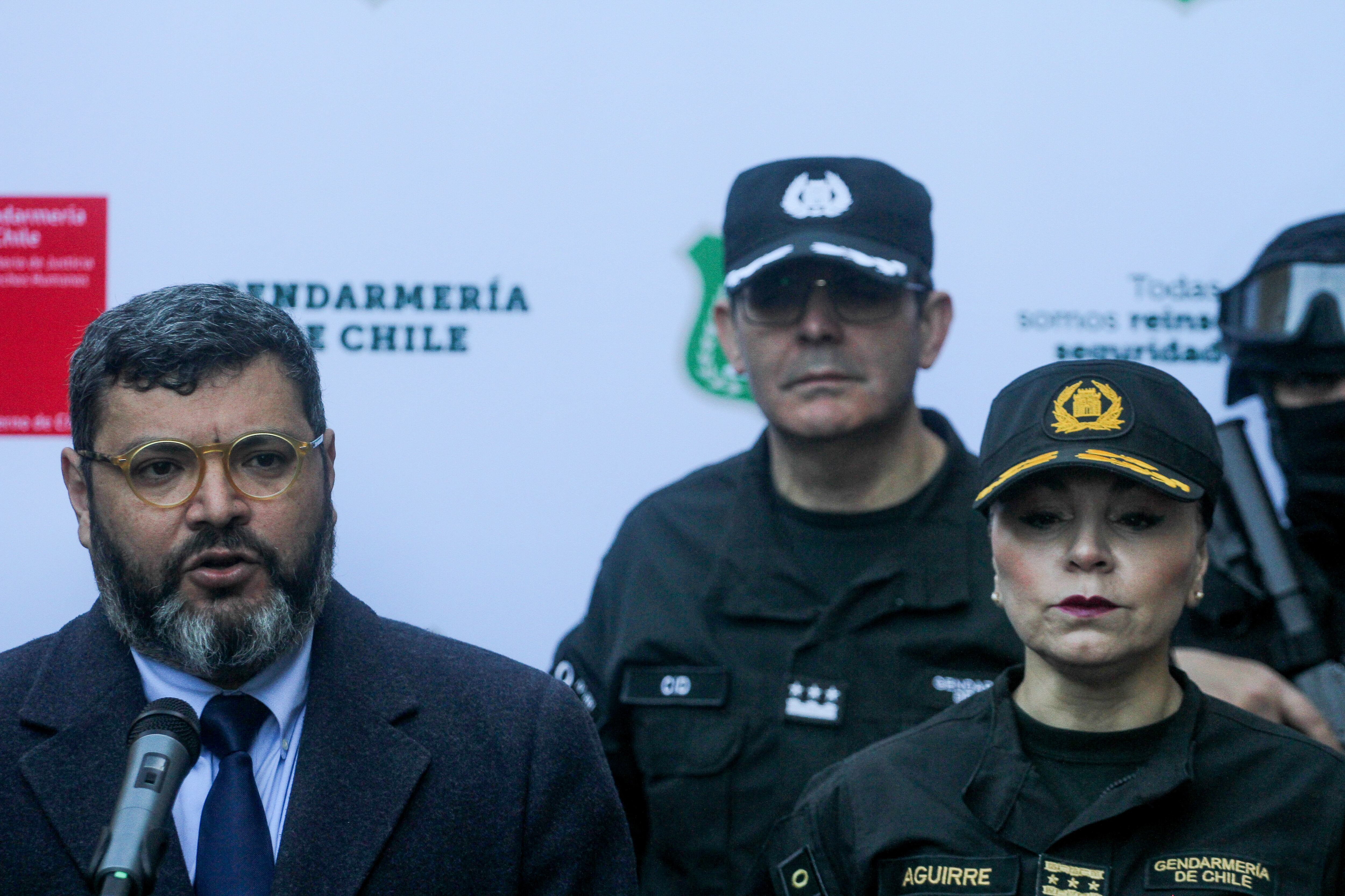 1 de octubre de 2025/SANTIAGO
El subsecretario de Justicia, Ernesto Muñoz, junto a la directora nacional (s) de Gendarmería, María Angélica Aguirre, se refiere al ingreso y régimen interno que deberán cumplir miembros de bandas de crimen organizado, extraditados a Chile desde Estados Unidos, en el Recinto Especial Penitenciario de Alta Seguridad (Repas).
FOTO: HANS SCOTT/AGENCIAUNO