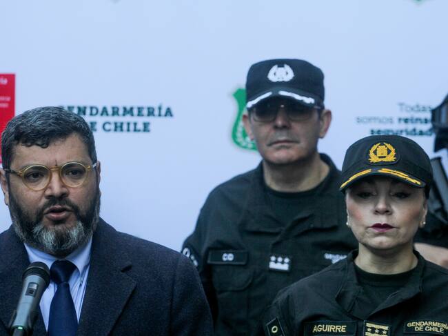 1 de octubre de 2025/SANTIAGO
El subsecretario de Justicia, Ernesto Muñoz, junto a la directora nacional (s) de Gendarmería, María Angélica Aguirre, se refiere al ingreso y régimen interno que deberán cumplir miembros de bandas de crimen organizado, extraditados a Chile desde Estados Unidos, en el Recinto Especial Penitenciario de Alta Seguridad (Repas).
FOTO: HANS SCOTT/AGENCIAUNO