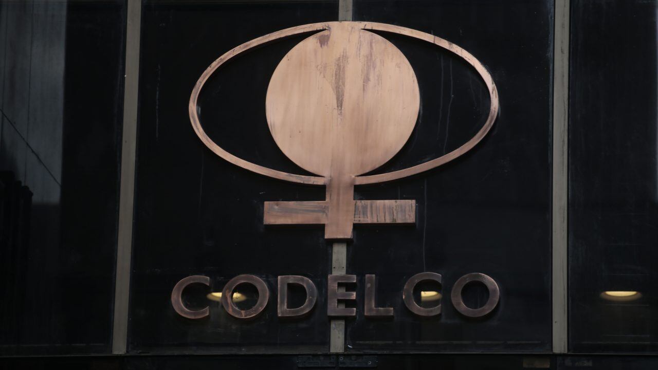 8 de Junio de 2017/SANTIAGO Personas se manifestaron en las afueras de las oficinas de CODELCO, debido a una huelga de hambre de 43 días de Richard Bobadilla de quien manifiesta despido y maltrato laboral.
FOTO.VICTORPEREZ/AGENCIAUNO.
