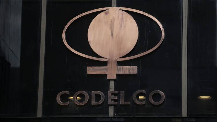8 de Junio de 2017/SANTIAGO Personas se manifestaron en las afueras de las oficinas de CODELCO, debido a una huelga de hambre de 43 días de Richard Bobadilla de quien manifiesta despido y maltrato laboral.
FOTO.VICTORPEREZ/AGENCIAUNO.