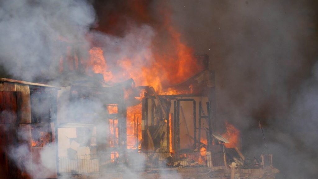 29 DE NOVIEMBRE DE 2021/VALPARAISOUn incendio declarado afecta en estos momentos a lo menos a 4 viviendas, en las calles Monjas con Rodriguez en el centro de Valparaíso.
FOTO : SANTIAGO MORALES / AGENCIA UNO
