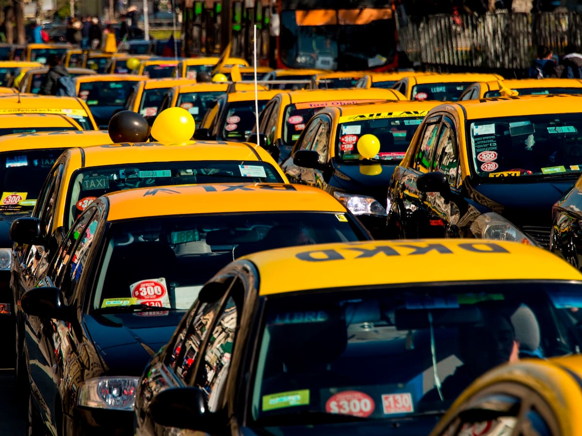 Ojo con esta nueva estafa: víctima relata cómo conductor de taxi le cobró más de 50 veces lo correspondiente