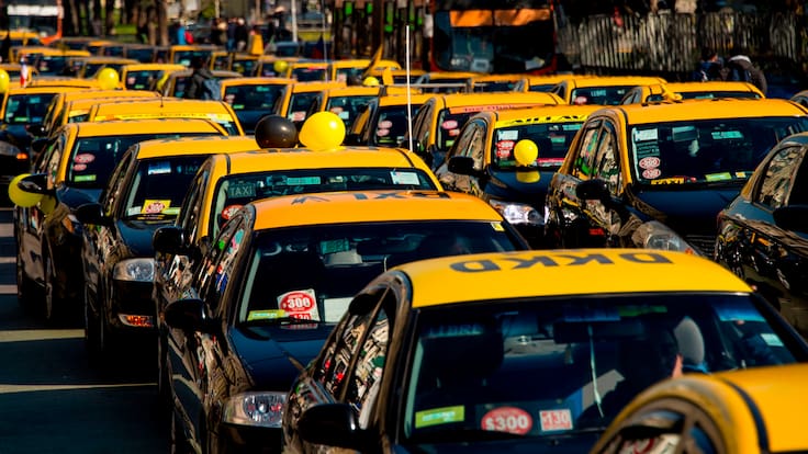 Ojo con esta nueva estafa: víctima relata cómo conductor de taxi le cobró más de 50 veces lo correspondiente