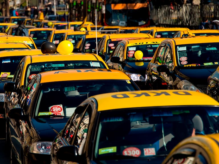 Ojo con esta nueva estafa: víctima relata cómo conductor de taxi le cobró más de 50 veces lo correspondiente