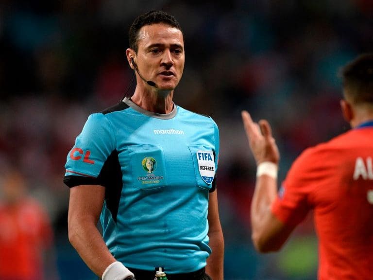 Colombian referee Wilmar Roldan looks at Chile&#039;s Alexis Sanchez as he conducts the Copa America football tournament semi-final match between Chile and Peru at the Gremio Arena in Porto Alegre, Brazil, on July 3, 2019. (Photo by Juan MABROMATA / AFP)        (Photo credit should read JUAN MABROMATA/AFP via Getty Images)