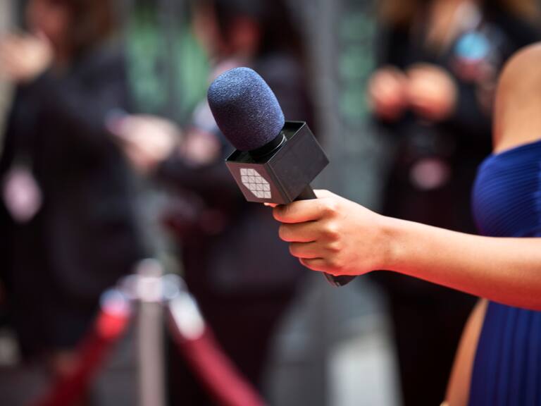 Conocidos periodistas destaparon desconocido romance en redes | Foto referencial Getty Images