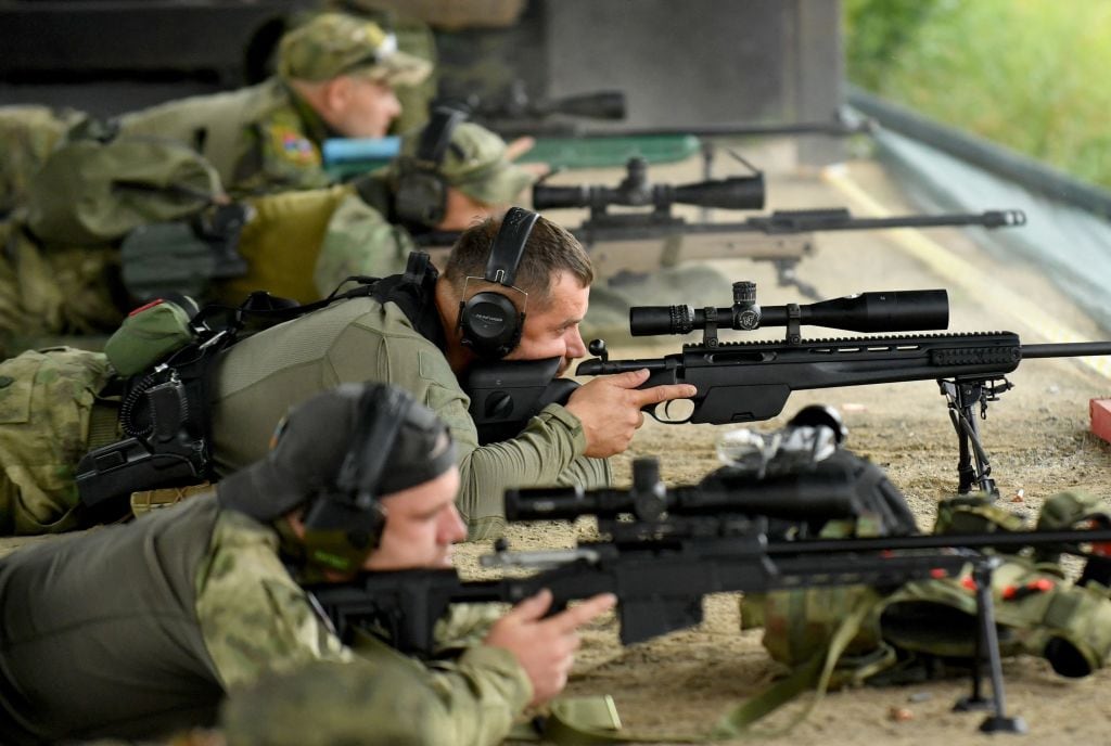 Soldados de Rusia son parte de competencia de tiro en un entrenamiento