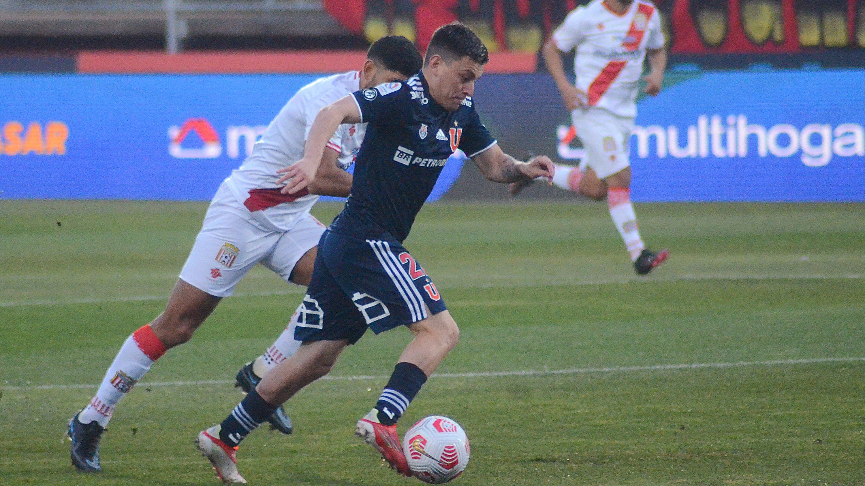 25 DE JULIO DE 2021/CURICÓPablo Aranguiz (c), durante el partido valido por la fecha 12 del Campeonato Nacional AFP PlanVital 2021, entre Curicó Unido y Universidad de Chile, disputado en el Estadio La Granja de Curicó.
FOTO: ALEX BELTRAN/AGENCIAUNO
