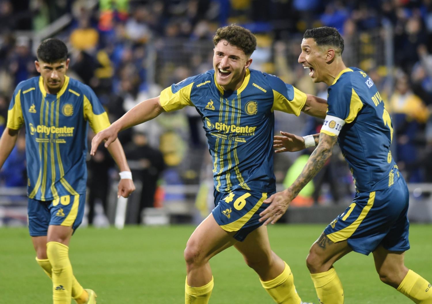 En un duelo de chilenos: Rosario Central vence a Argentinos Juniors y alcanza el liderato de su grupo