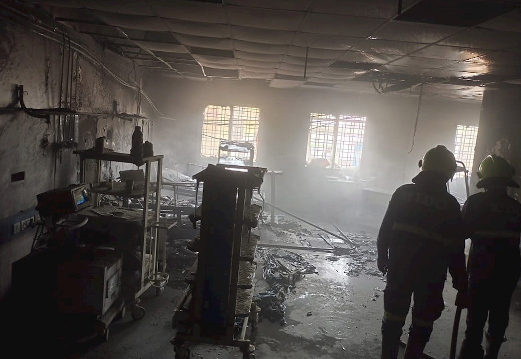 Bomberos revisan las instalaciones del hospital de niños incendiado en India