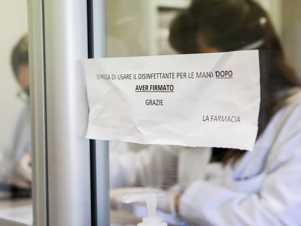 Italia registró 323 fallecidos por coronavirus, pero sigue descendiendo en casos positivos