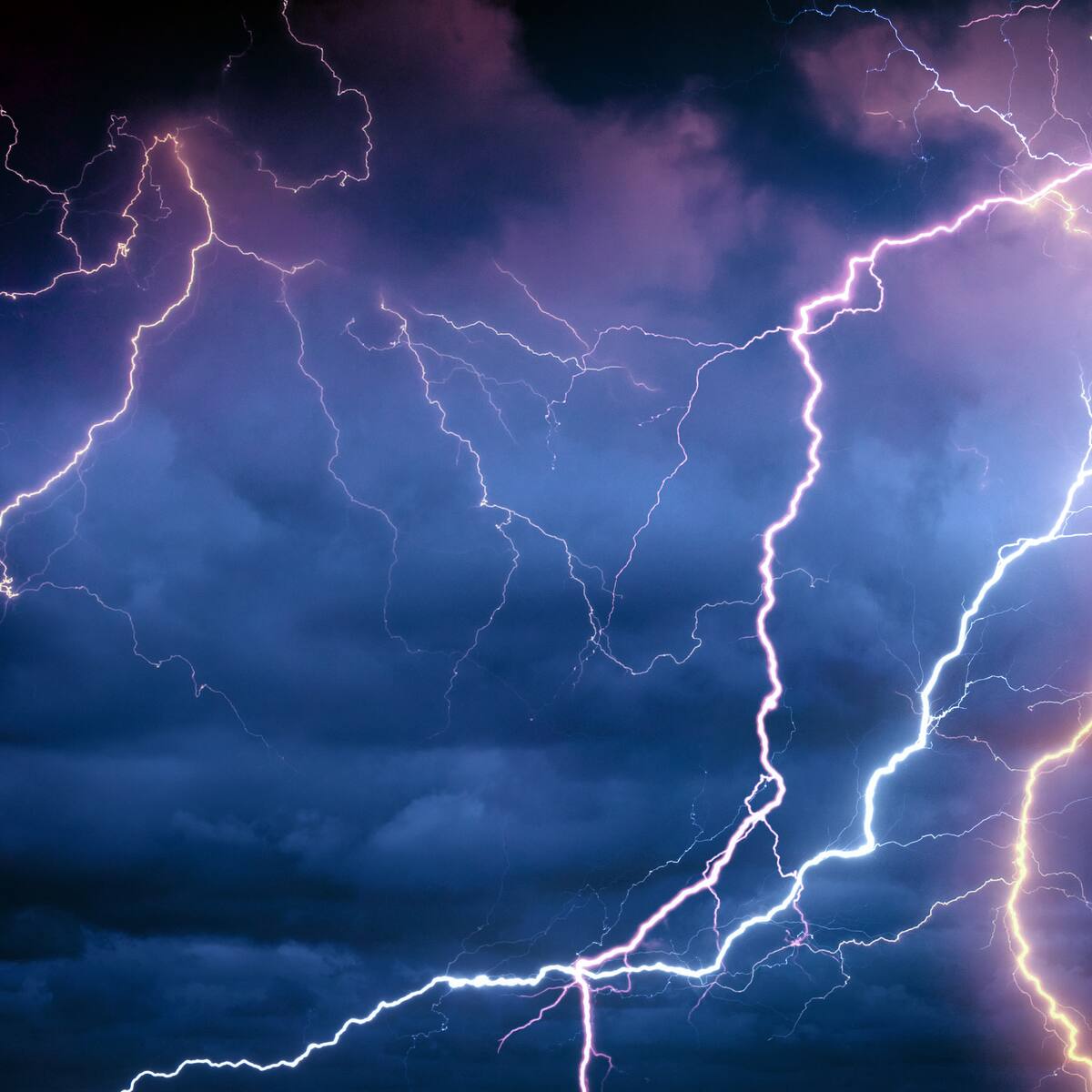 Meteorología emite aviso por probables tormentas eléctricas en 2 regiones de Chile: horarios y sectores afectados