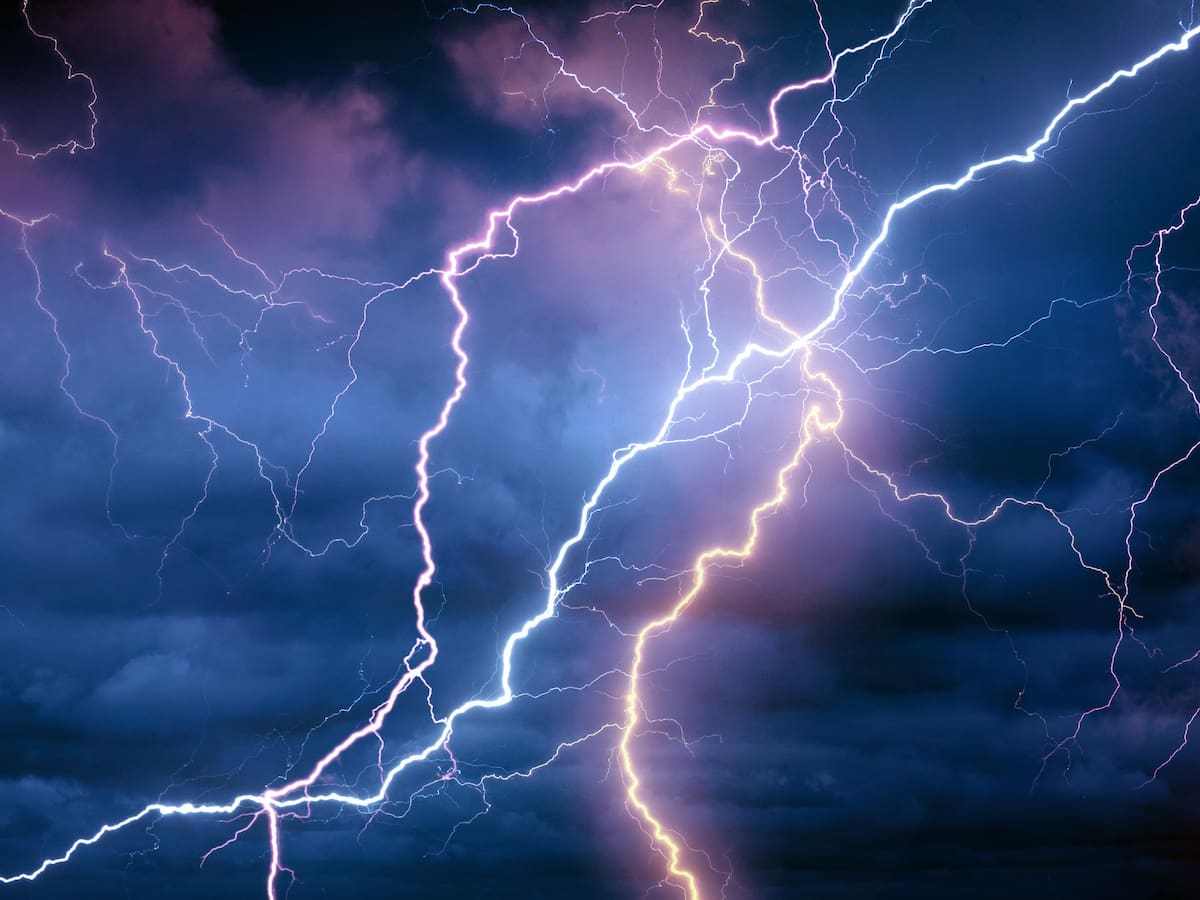 Meteorología emite aviso por probables tormentas eléctricas en 2 regiones de Chile: horarios y sectores afectados