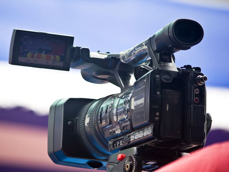 Urgencia en la TV chilena: Reconocido periodista sufrió un infarto y fue trasladado de emergencia