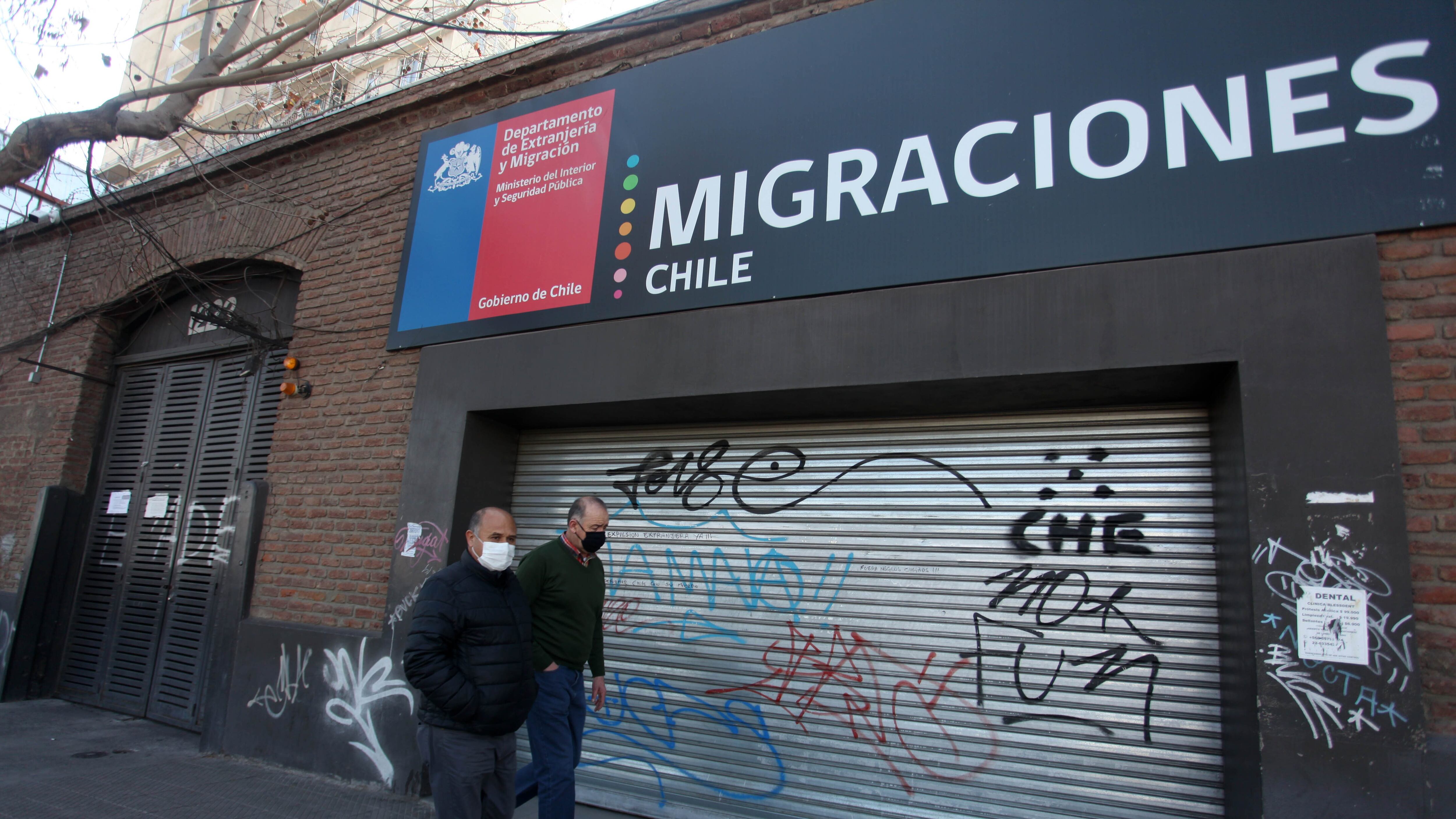 06 DE SEPTIEMBRE DE 2020/SANTIAGO
Personas transitan por las afueras de la sede del Departamento de Extranjería y Migración, ubicada en calle Matucana, Quinta Normal, Santiago.
FOTO: AILEN DÍAZ/AGENCIAUNO