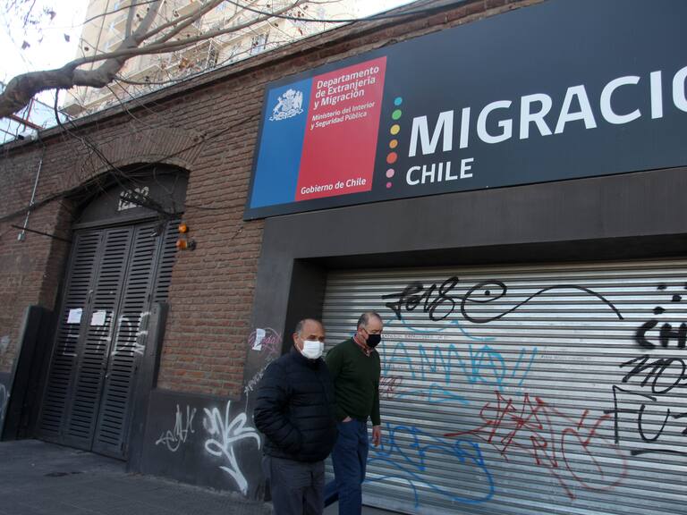 06 DE SEPTIEMBRE DE 2020/SANTIAGO
Personas transitan por las afueras de la sede del Departamento de Extranjería y Migración, ubicada en calle Matucana, Quinta Normal, Santiago.
FOTO: AILEN DÍAZ/AGENCIAUNO