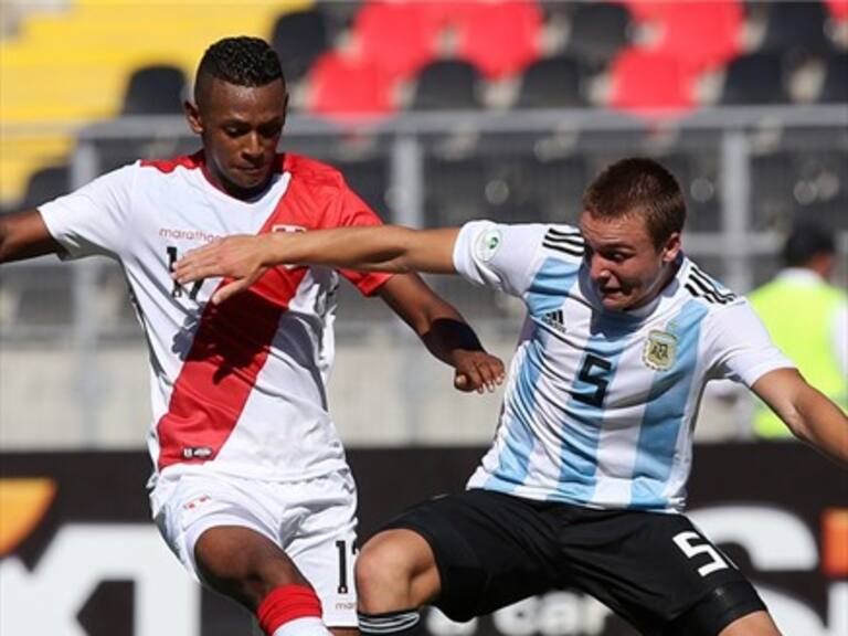Argentina ganó en la agonía a Perú y clasificó al hexagonal final del Sudamericano